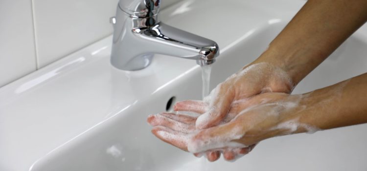Person tvättar händerna